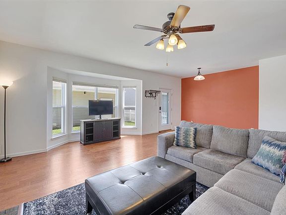 4th image of 3831 Robert Ave
