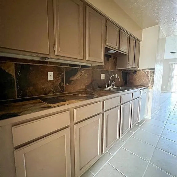 6736 W Fuqua Dr — Photo 4