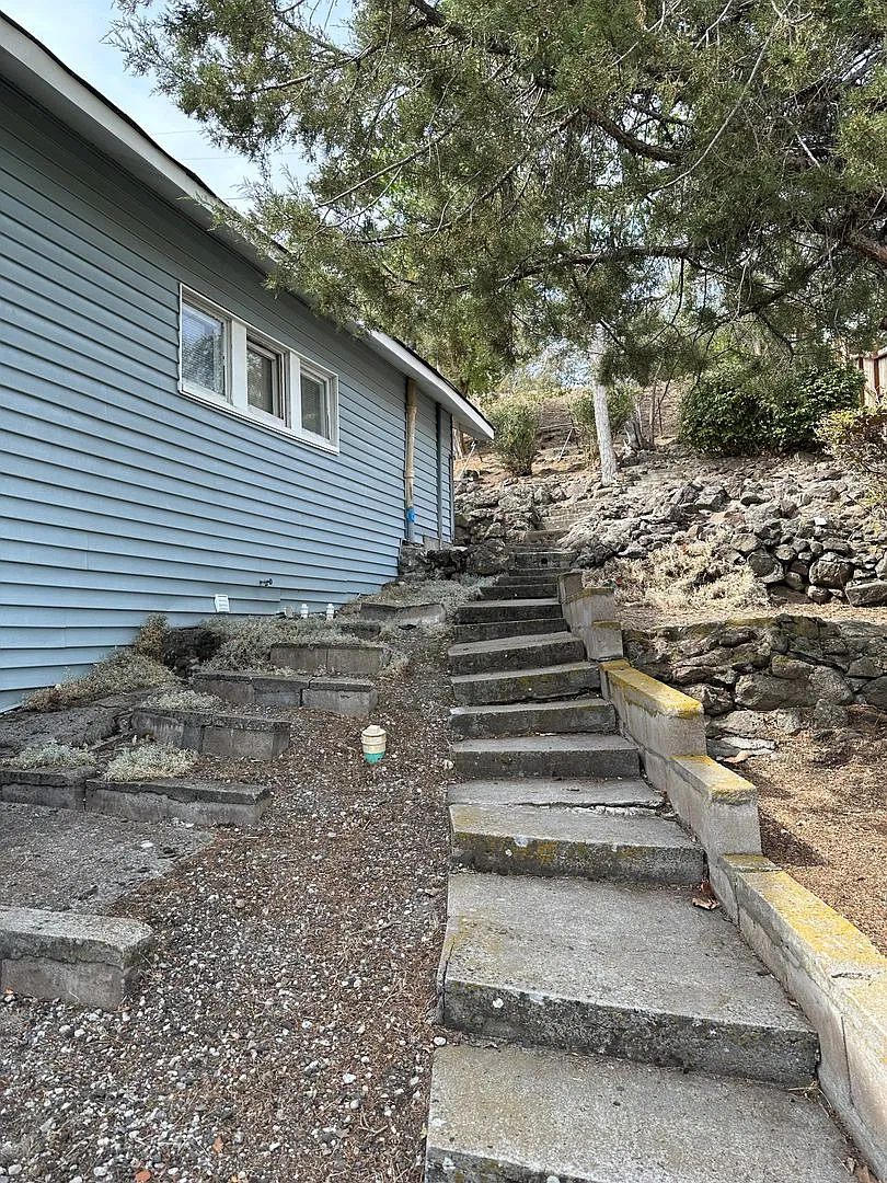Enoy the picturesque views of Lake Ewauna and the City from this Cozy 2bdrm 1 bath home — Photo 2