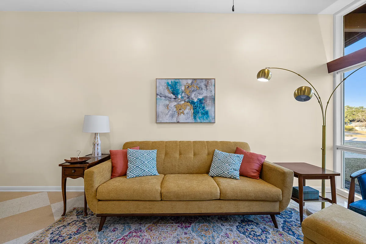 Side 1 Living Room - 605 Mary Lake Dr