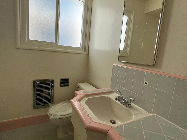 446 1/2 Landfair Ave #446-1/2 — Photo 10