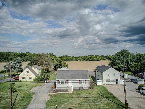 2nd image of 370 S Hook Rd