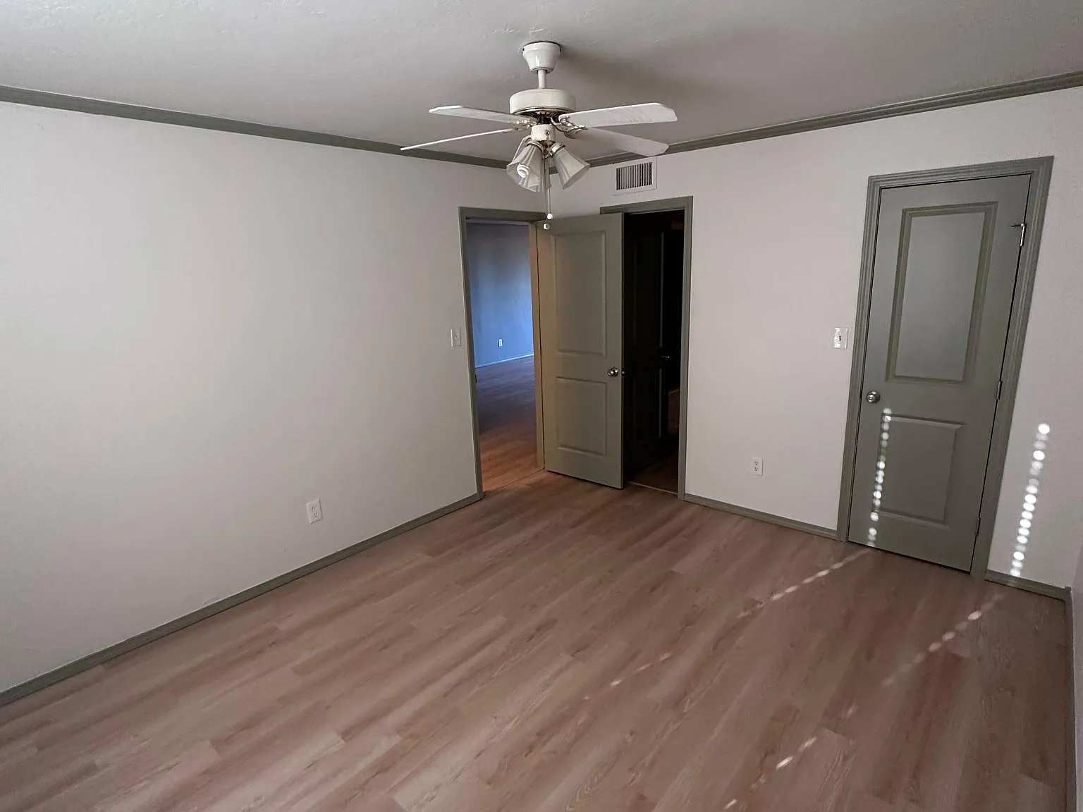 6000 N Brookline Ave — Photo 2