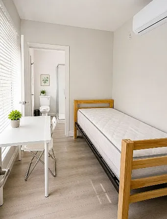 5 bed, 300 sqft, $900 — Photo 4