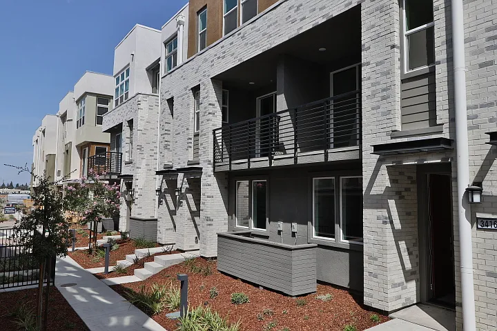 2 bed, 2.5 bath, 1307 sqft, $4,100 — Photo 2