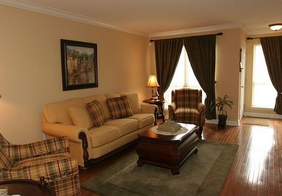 Living Room w/ hardwood floor