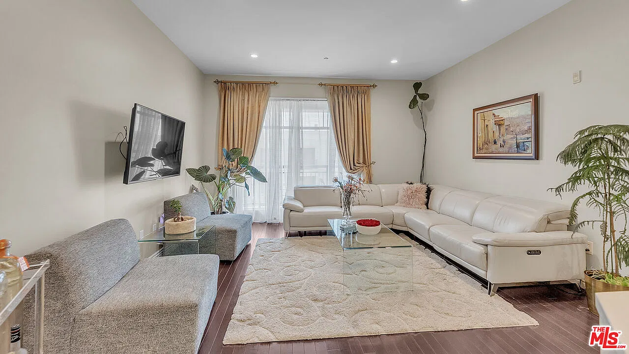 2 bed, 2.0 bath, 1310 sqft, $6,500 — Photo 4