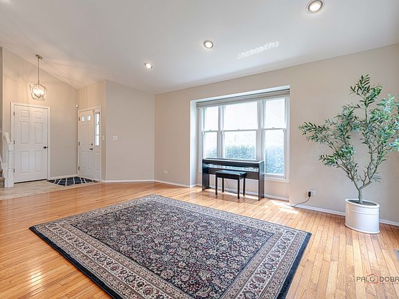 5th image of 130 Newfield Ct
