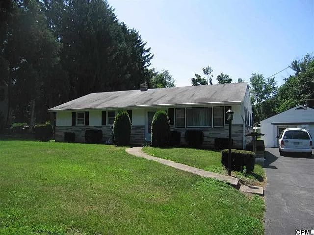 233 Woods Dr photo 1