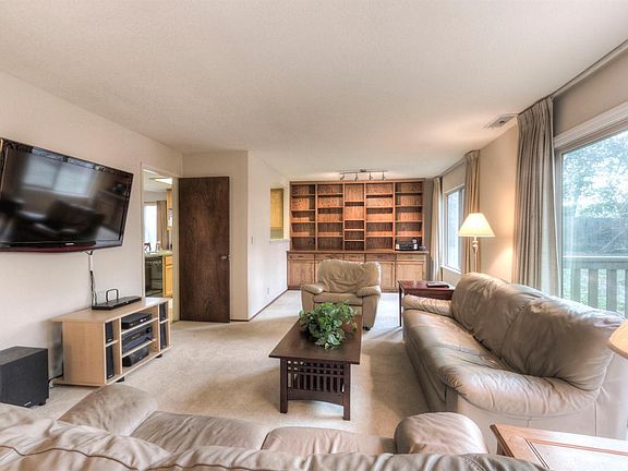 4th image of 6920 Navarro Ct