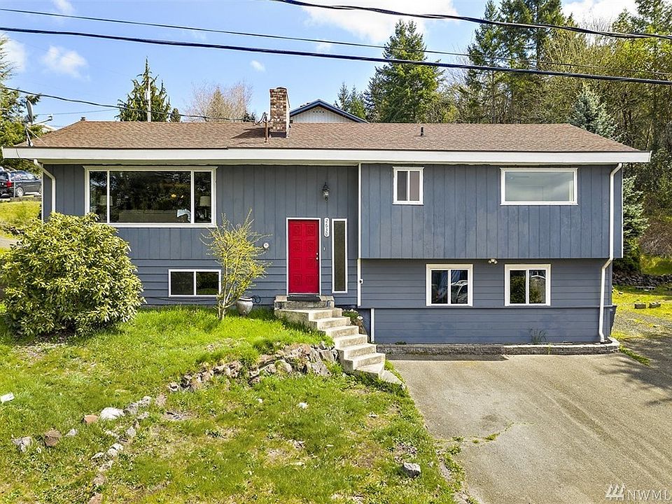 Welcome to your expansive new home! 2630 Ash St. 