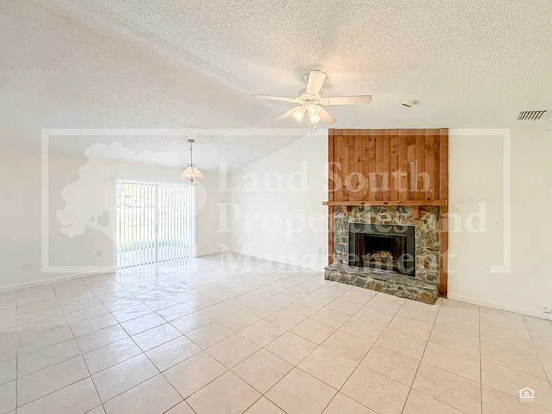 3 bed, 2.0 bath, 1405 sqft, $1,900 — Photo 3