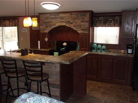 4th image of 460 Waller Dr