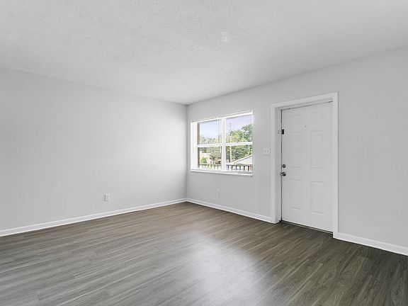 5th image of 318 E Dakin Ave #8