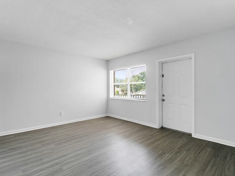 318 E Dakin Ave #8 — Photo 5