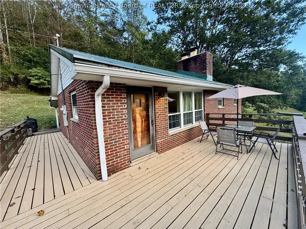 3028 Frame Rd, Elkview, WV 25071