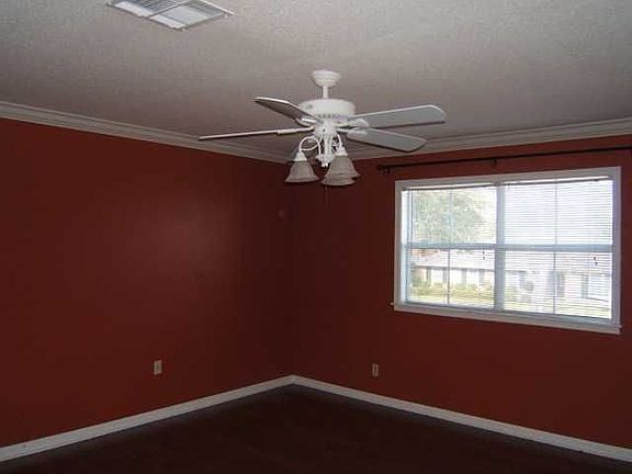 2nd image of 106 E Oaklawn Dr
