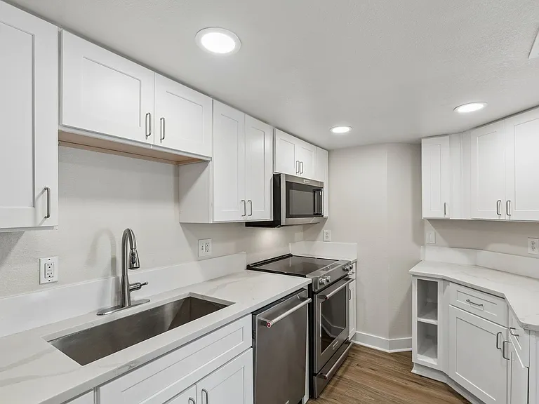 3901 Travis St #100 — Photo 8