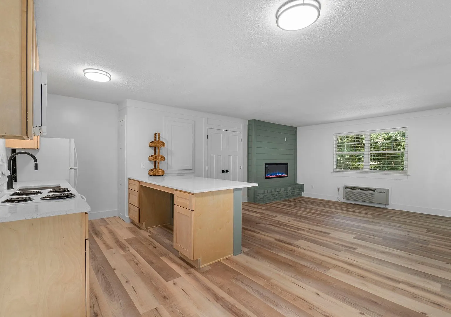 Trendy 1 Bedroom Studio Apartment - Top Floor — Photo 1