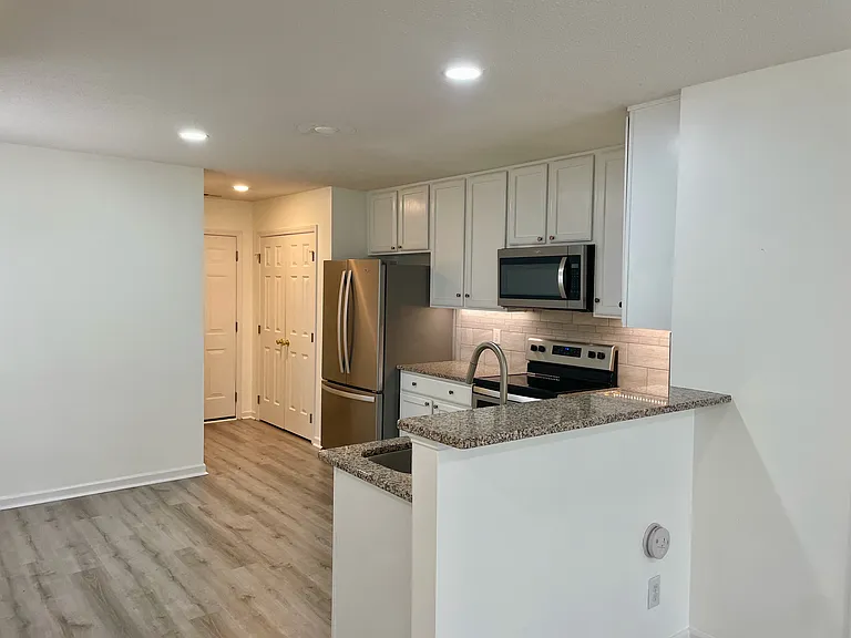 112 Student Pl — Photo 5