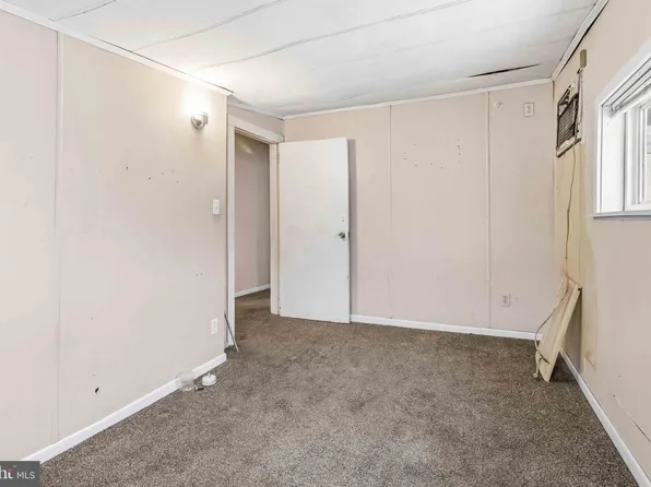 838 W Pine St, Coal Township, PA 17866