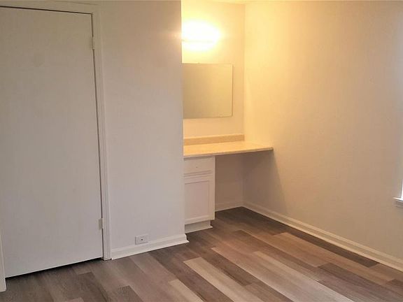4th image of 2028 Phelps Ln #B