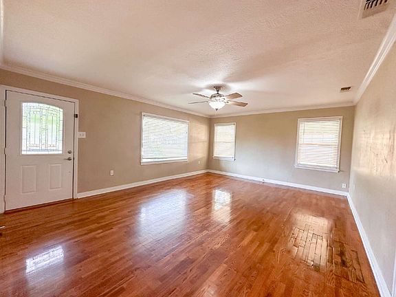 4th image of 2614 32nd St