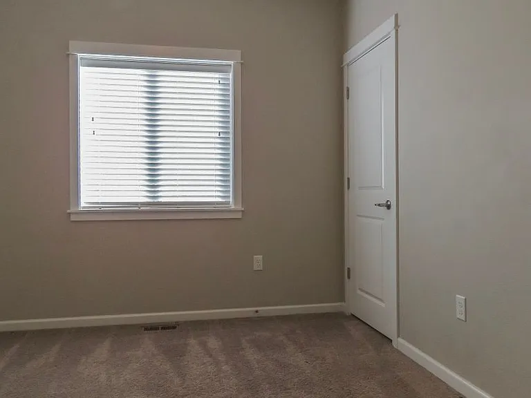 384 SW Mount Rainier St — Photo 5