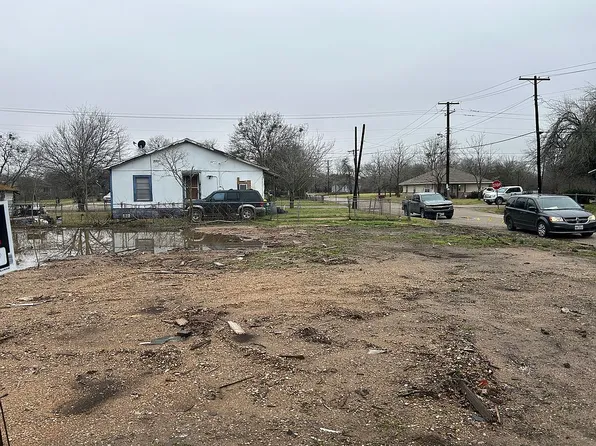 202 1st St, Marlin, TX 76661