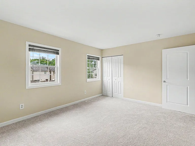 319 Brock Sq — Photo 14