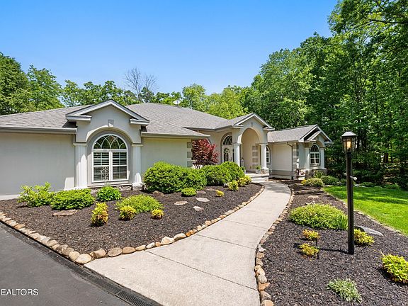 2nd image of 26 Bent Oak Ln