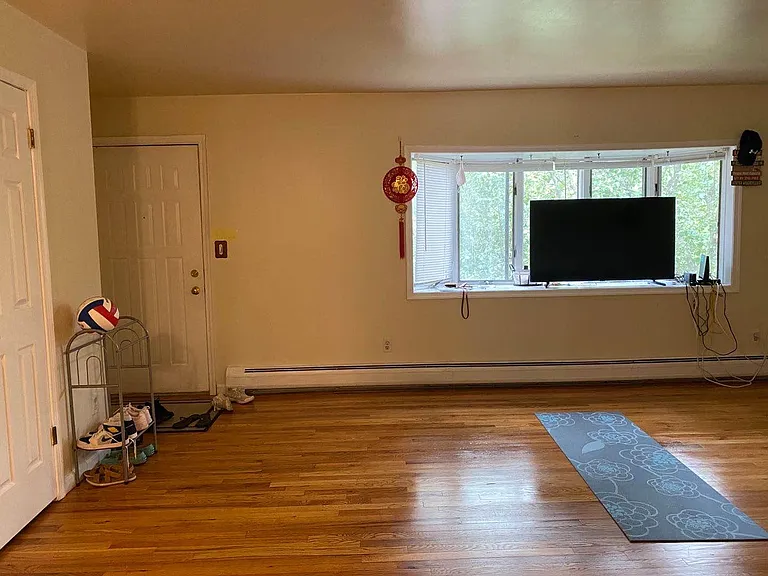 112 Hawthorne Ave — Photo 2