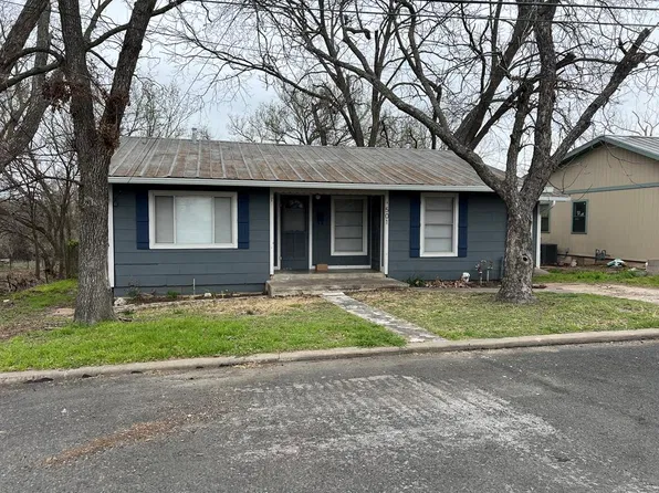 501 W Peach St, Fredericksburg, TX 78624