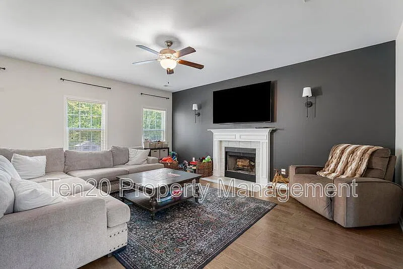 4 bed, 2.5 bath, 2859 sqft, $2,975 — Photo 4