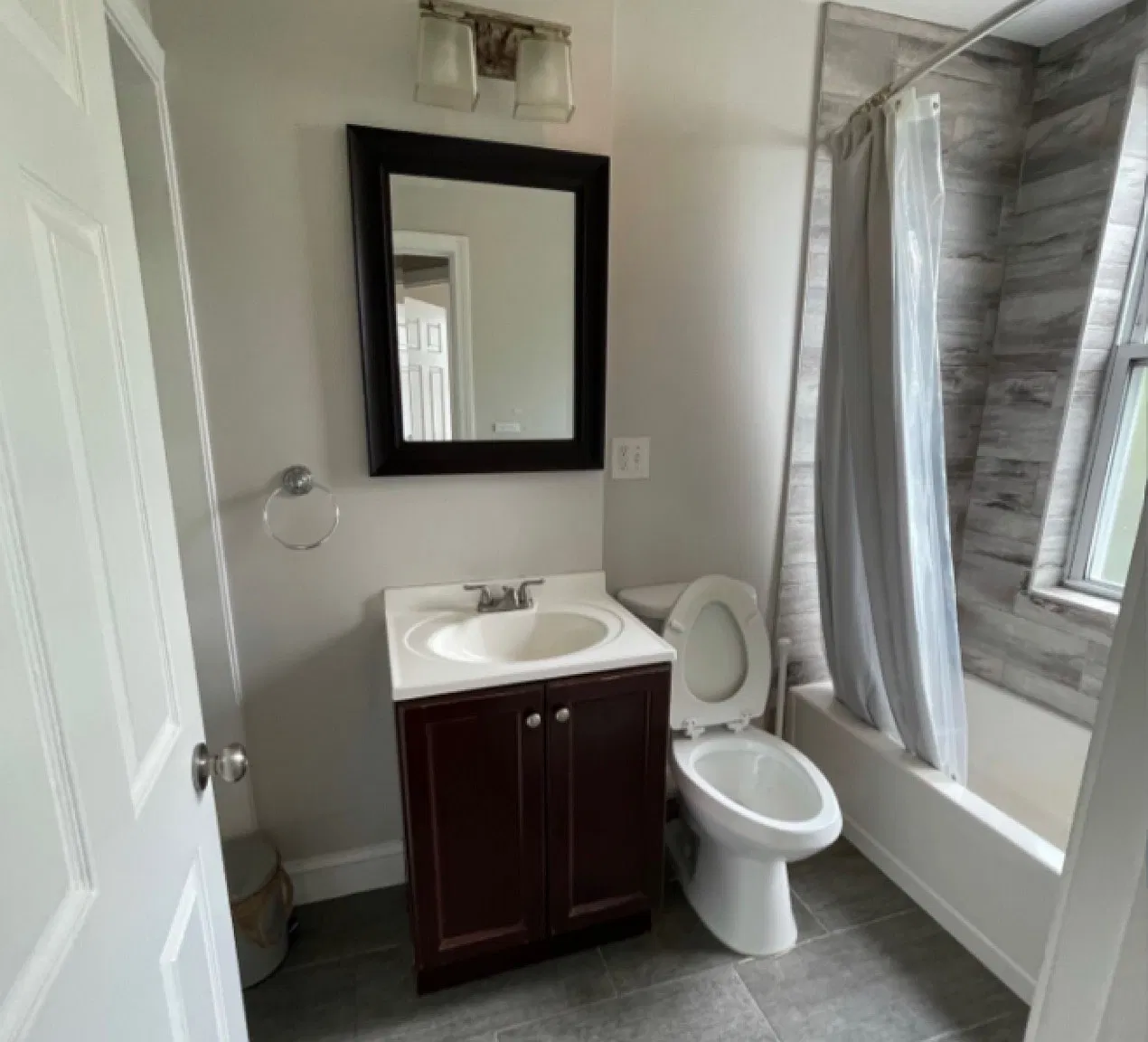 241 Maverick Street Apartments — Photo 4