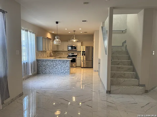 3 bed, 2.5 bath, 2025 sqft, $2,095 — Photo 3