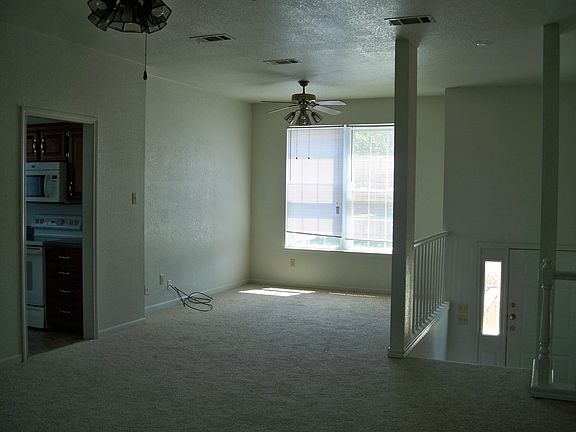 5th image of 806 Karen St
