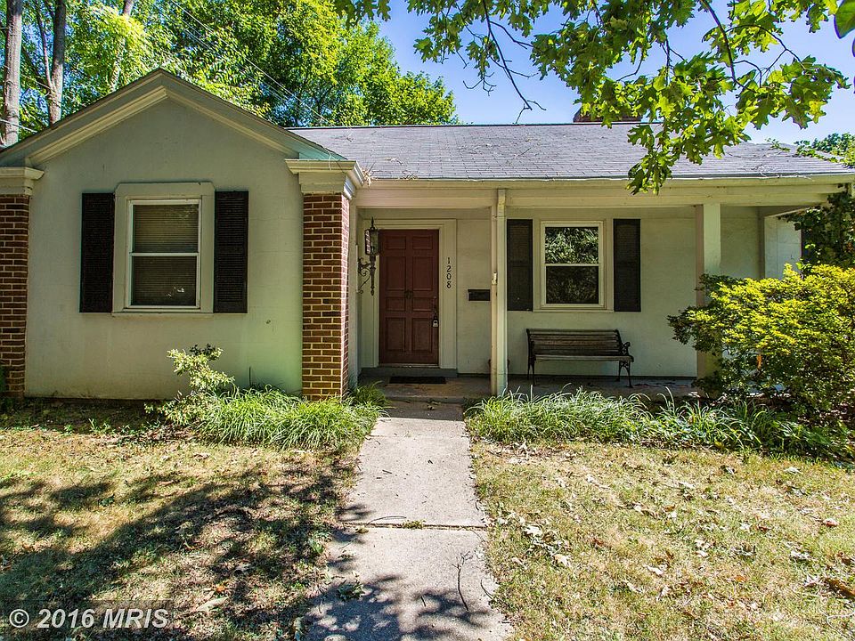 1st image of 1208 Oakwood Dr