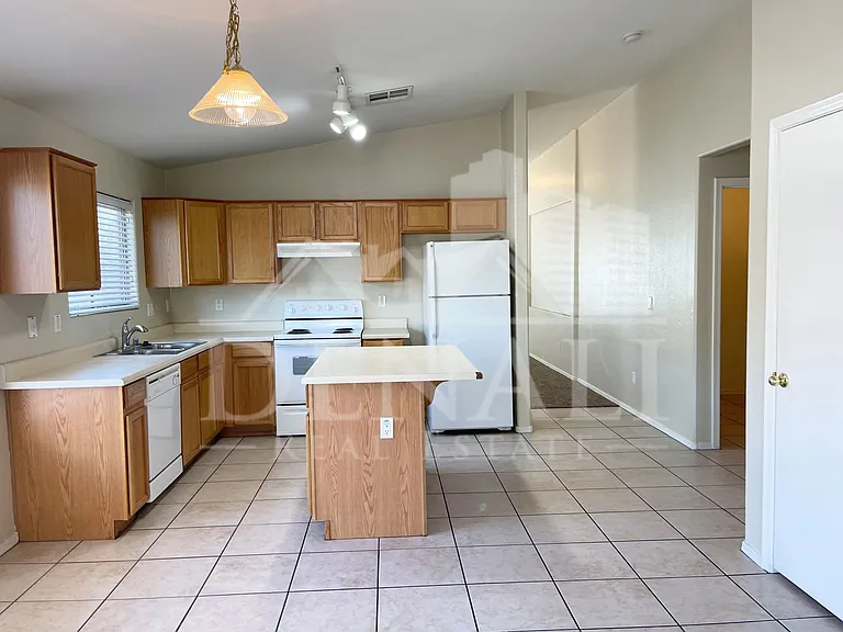 7220 S 55th Dr — Photo 9