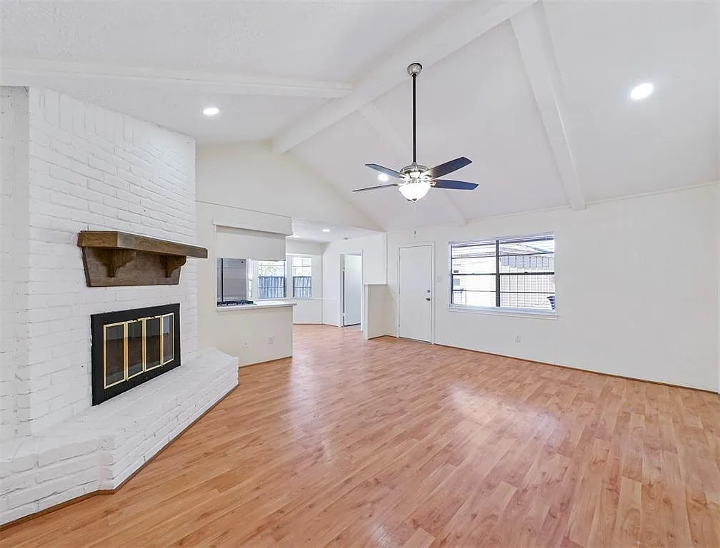 3 bed, 2.0 bath, 1828 sqft, $1,995 — Photo 2
