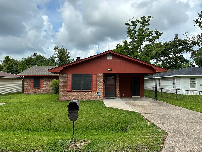 127 Rosewood St — Photo 1