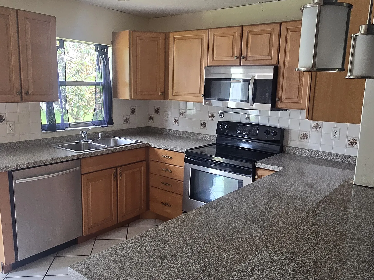 3 bed, 969 sqft, $1,800 — Photo 2