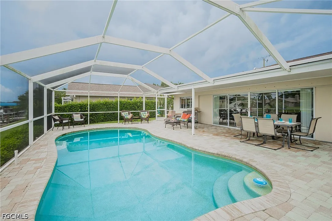 3 bed, 2.5 bath, 1639 sqft, $6,740 — Photo 3