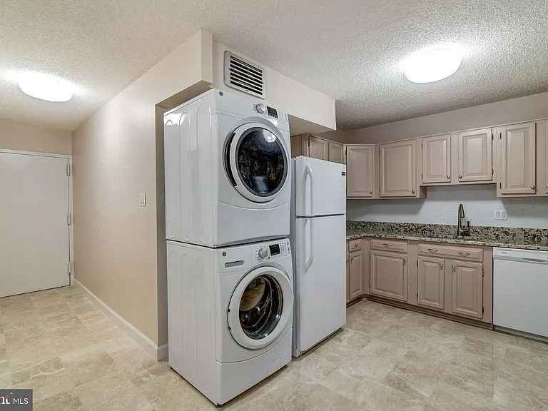 1800 Old Meadow Rd #1510 — Photo 7