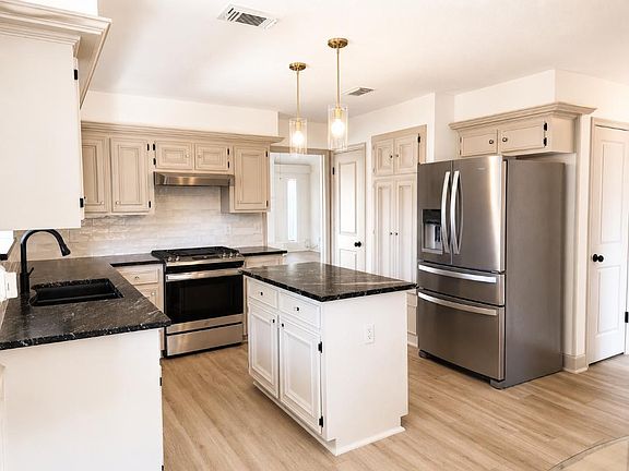 4th image of 3207 Lee Circle Dr