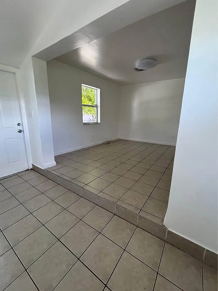 2 bed, 900 sqft, $2,200 — Photo 4