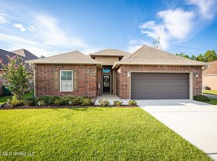 451 Palm Breeze Dr, Ocean Springs, MS 39564