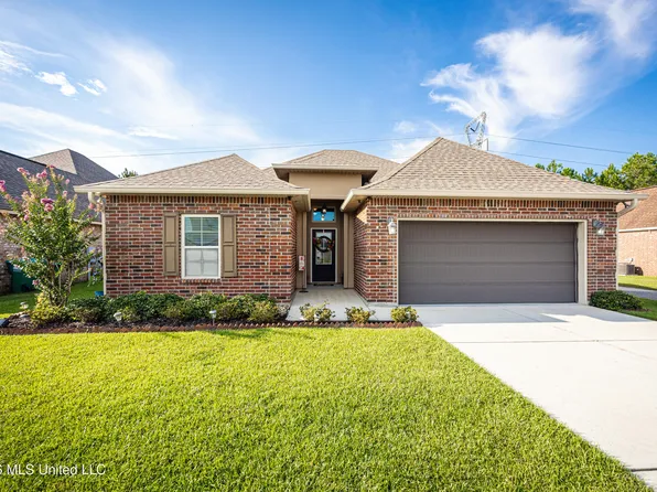 451 Palm Breeze Dr, Ocean Springs, MS 39564