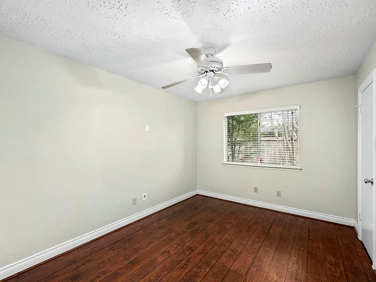 1915 Creek Valley Ln — Photo 14