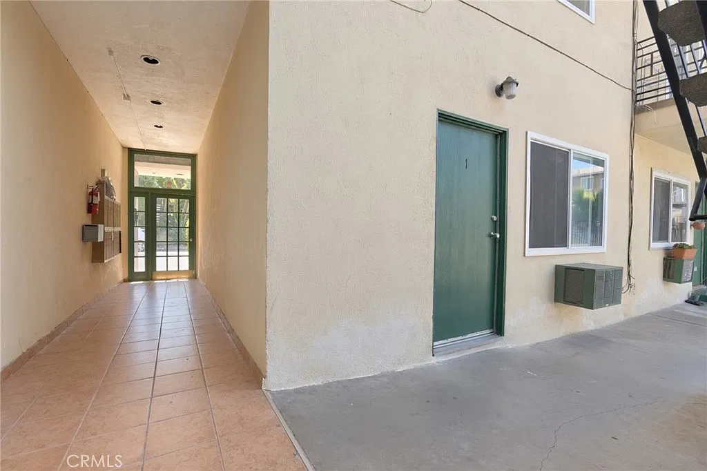 915 E Palmer Ave — Photo 2